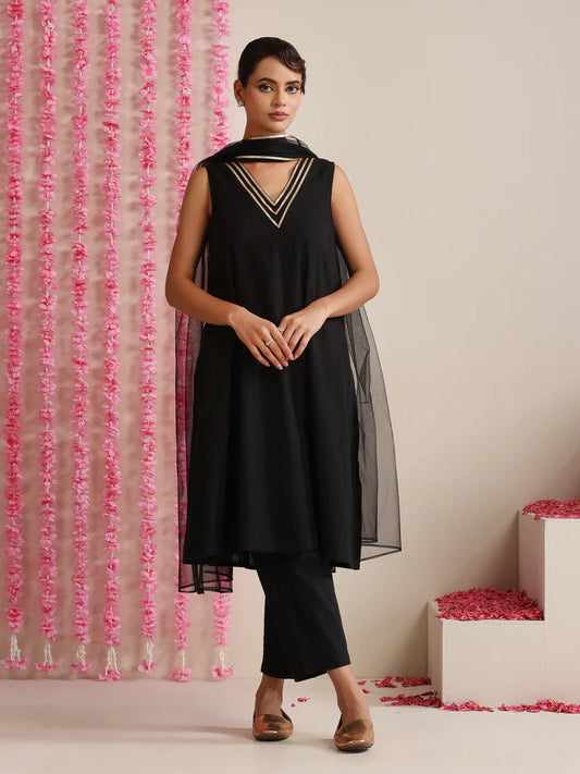 Ruhani Noir Charm – Cotton Slub Kurta Pant Dupatta Set